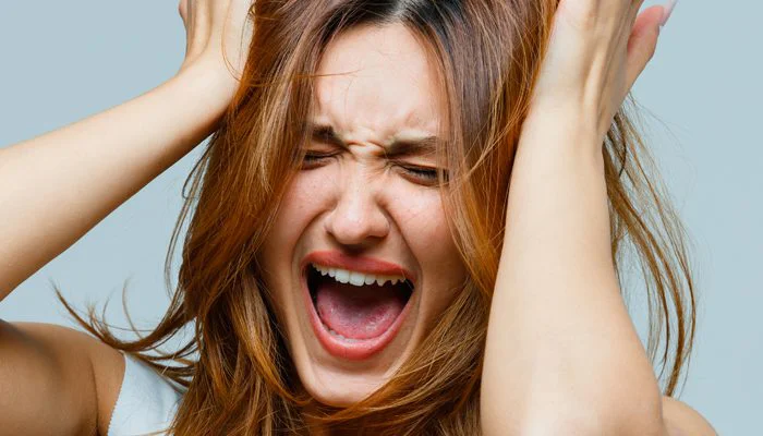 آیا بیماری پانیک خطرناک است؟ بررسی 13 نشانه + 4 عامل زمینه ای